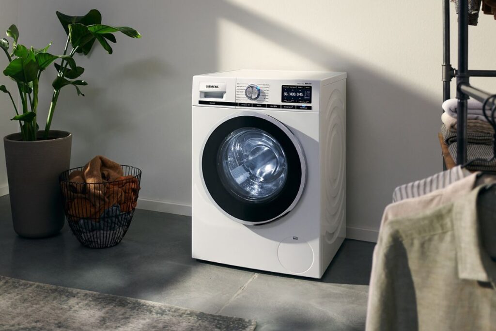 Siemens iQ 100 Waschmaschine in moderner Waschküche mit LED-Anzeige