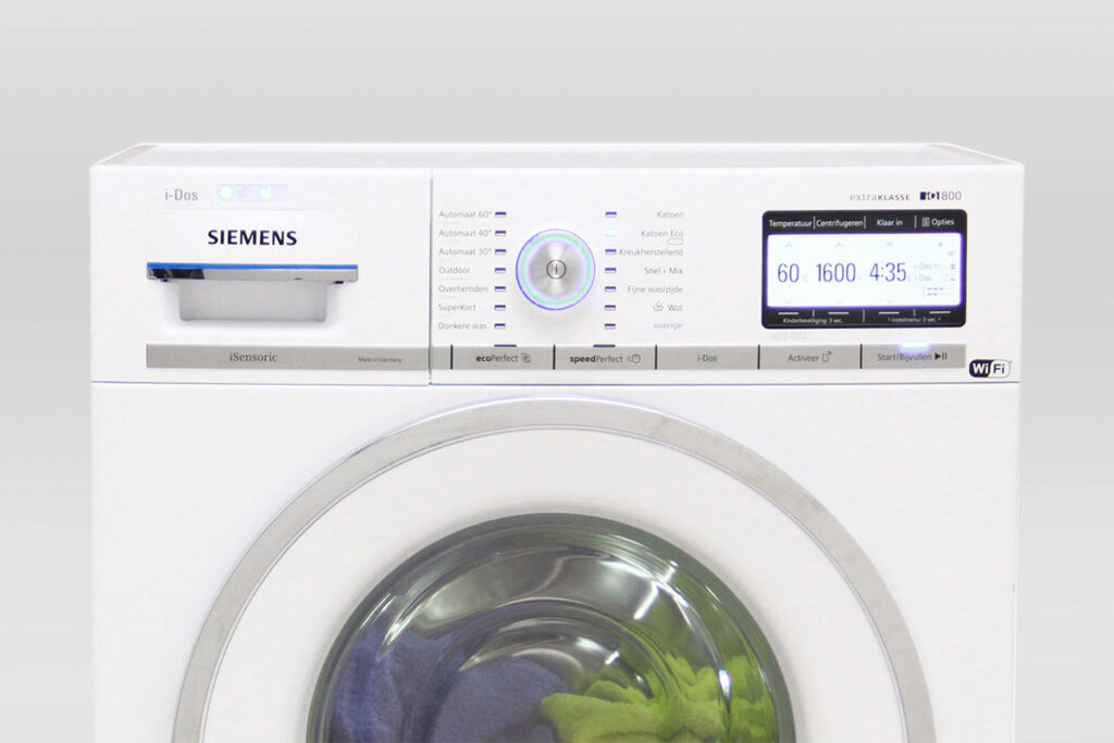 Siemens iQ 100 Waschmaschine in moderner Waschküche mit LED-Anzeige